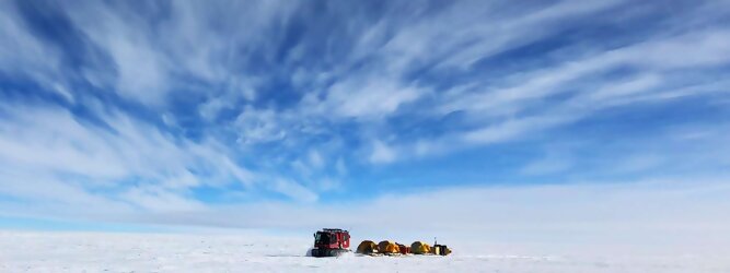 Trip Norwegen beliebtes Urlaubsziel – Antarktis - Null Bewohner, Millionen Pinguine und feste Dimensionen. Am südlichen Ende der Erde, wo die Sonne nur zwischen Frühjahr und Herbst über dem Horizont aufgeht, liegt der 7. Kontinent, die Antarktis. Riesig, bis auf ein paar Forscher unbewohnt und ohne offiziellen Besitzer. Eine Welt, die überrascht, bevor Sie sie sehen. Deshalb ist ein Besuch definitiv etwas für die Schatzkiste der Erinnerung und allein die Ausmaße dieser Destination sind eine Sache für sich. Du trittst aus deinem gemütlichen Hotelzimmer und es begrüßt dich die warme italienische Sonne. Du blickst auf den atemberaubenden Gardasee, der in zahlreichen Blautönen schimmert - von tiefem Dunkelblau bis zu funkelndem Türkis. Majestätische Berge umgeben dich, während die Brise sanft deine Haut streichelt und der Duft von blühenden Zitronenbäumen deine Nase kitzelt. Du schlenderst die malerischen, engen Gassen entlang, vorbei an farbenfrohen, blumengeschmückten Häusern. Vereinzelt unterbricht das fröhliche Lachen der Einheimischen die friedvolle Stille. Du fühlst dich wie in einem Traum, der nicht enden will. Jeder Schritt führt dich zu neuen Entdeckungen und Abenteuern. Du probierst die köstliche italienische Küche mit ihren frischen Zutaten und verführerischen Aromen. Die Sonne geht langsam unter und taucht den Himmel in ein leuchtendes Orange-rot - ein spektakulärer Anblick.