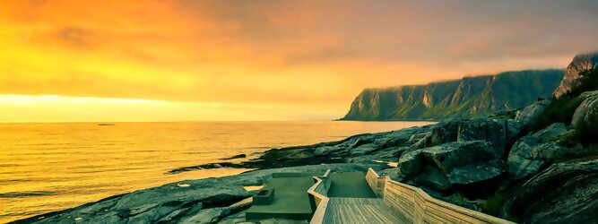 Trip Norwegen Ferienhaus Norwegen – Schwindelfrei auf Preikestolen – die spektakuläre Felskanzel erhebt sich als steile Plateauklippe über dem Lysefjord. Die Aussicht über den Fjord ist atemberaubend, schwindelfrei sein ist Voraussetzung. Es lohnt sich auf jeden Fall, schon mitten in der Nacht aufzustehen, um den magischen Moment des überwältigend schönen Sonnenaufgangs mitzuerleben, grandios wie sich die ersten Sonnenstrahlen in den steilen Felswänden verfangen und die Bergmauern zum Leuchten bringen. Dieser Augenblick inspiriert zur Demut und Dankbarkeit. Die beliebtesten Orte für Ferien in Norwegen, locken mit besten Angebote für Hotels und Ferienunterkünfte mit Werbeaktionen, Rabatten, Sonderangebote für Norwegen Urlaub buchen.