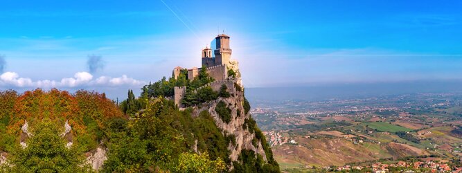 Trip Norwegen Urlaubsdestination - San Marino – Hol ihn dir – den heißbegehrten Einreise-Stempel von San Marino. Nimm deinen Reisepass, besuche die örtliche Tourismusbehörde, hier wird die kleine Trophäe in dein Reisedokument gestempelt, es sieht gut aus und ist eine supertolle Urlaubserinnerung. Dieses neue Trendy-Reiselust-Souvenir passt ausgezeichnet zu den anderen außergewöhnlichen Stempeln deiner vergangenen Reisen. San Marino ist ein sehr interessanter Zwergstaat, eine Enklave, vollständig von Italien umgeben, eine der ältesten bestehenden Republiken und eines der reichsten Länder der Welt. Die beliebtesten Orte für Ferien in San Marino, locken mit besten Angebote für Hotels und Ferienunterkünfte mit Werbeaktionen, Rabatten, Sonderangebote für San Marino Urlaub buchen.
